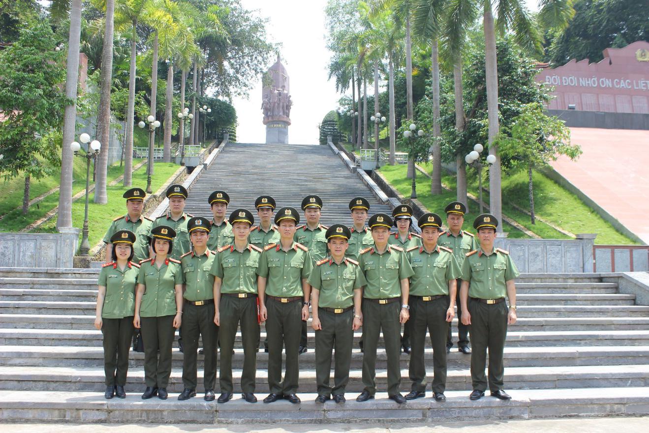 Thanh tra Công an tỉnh Hải Dương về nguồn nhân dịp 45 năm ngày truyền thống