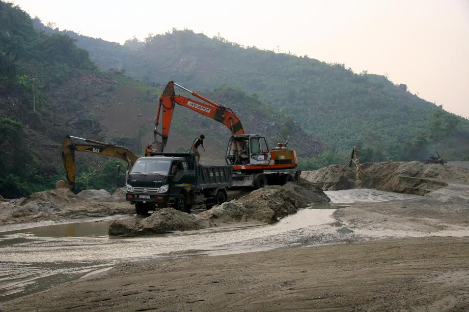 Hoạt động khai thác cát, sỏi tại sông Nậm Na trên địa bàn xã Hoang Thèn, huyện Phong Thổ. Ảnh: Cổng TTĐT Lai Châu