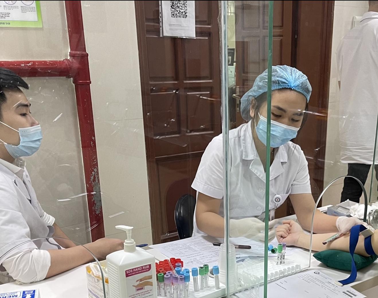 Thủ tướng Phạm Minh Chính yêu cầu đẩy nhanh tiêm vaccine phòng COVID-19 mũi 3, mũi 4