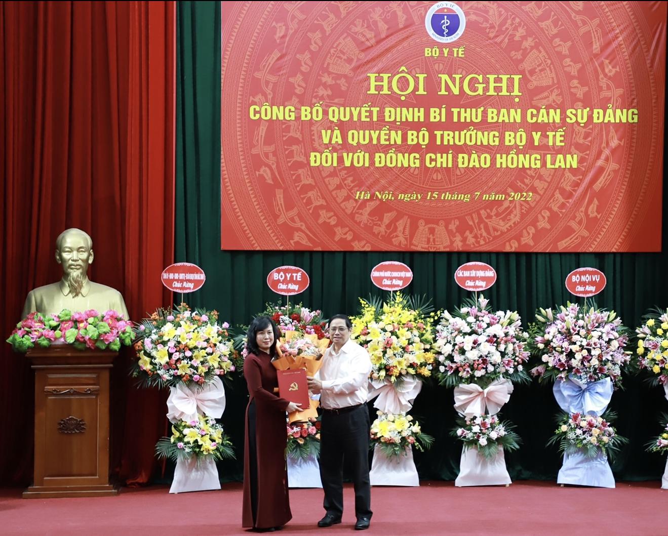 Công bố Quyết định Bí thư Ban Cán sự Đảng Bộ Y tế và Quyền Bộ trưởng Bộ Y tế