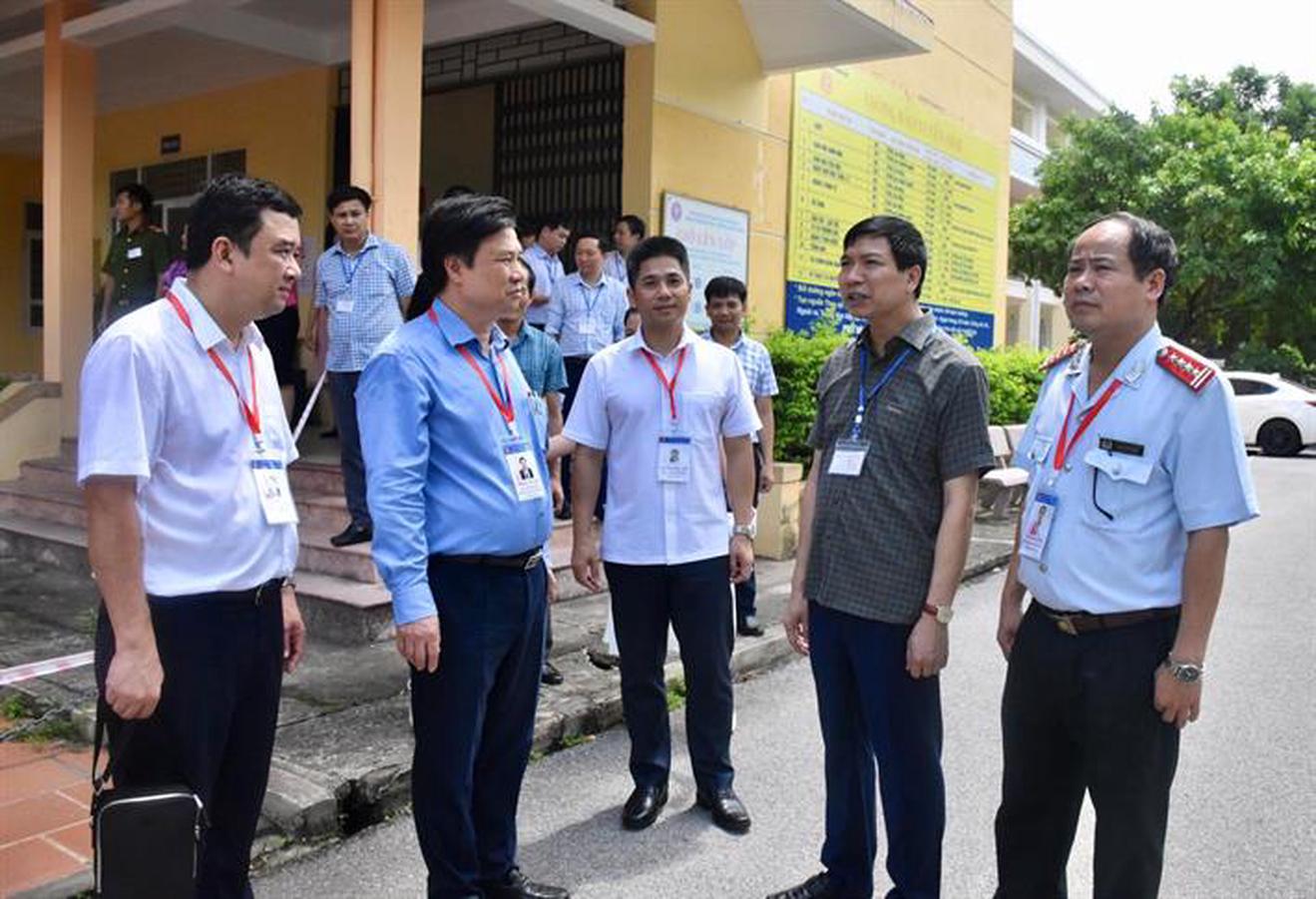 Thứ trưởng Bộ GD&ĐT kiểm tra chấm thi tốt nghiệp THPT tại tỉnh Thanh Hóa