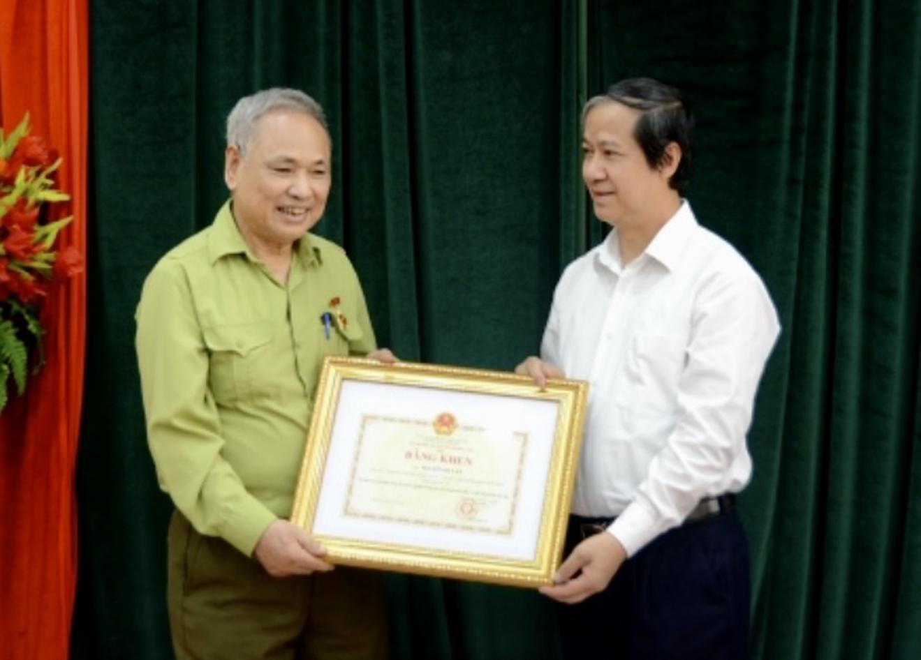 Bộ trưởng Bộ GD&ĐT tặng Bằng khen cho tấm gương học tập không ngừng, học tập suốt đời