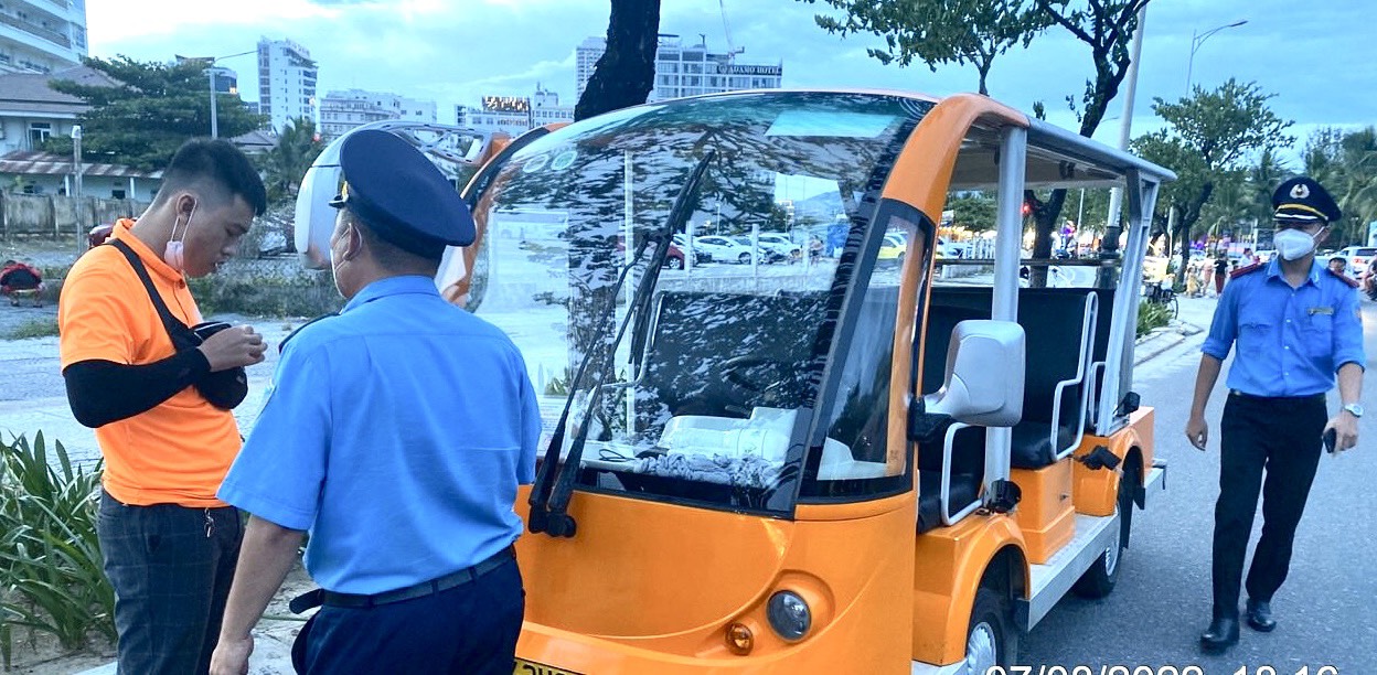 Thanh tra Sở Giao thông vận tải Đà Nẵng kiểm tra, chấn chỉnh nhắc nhở tài xế xe điện bốn bánh