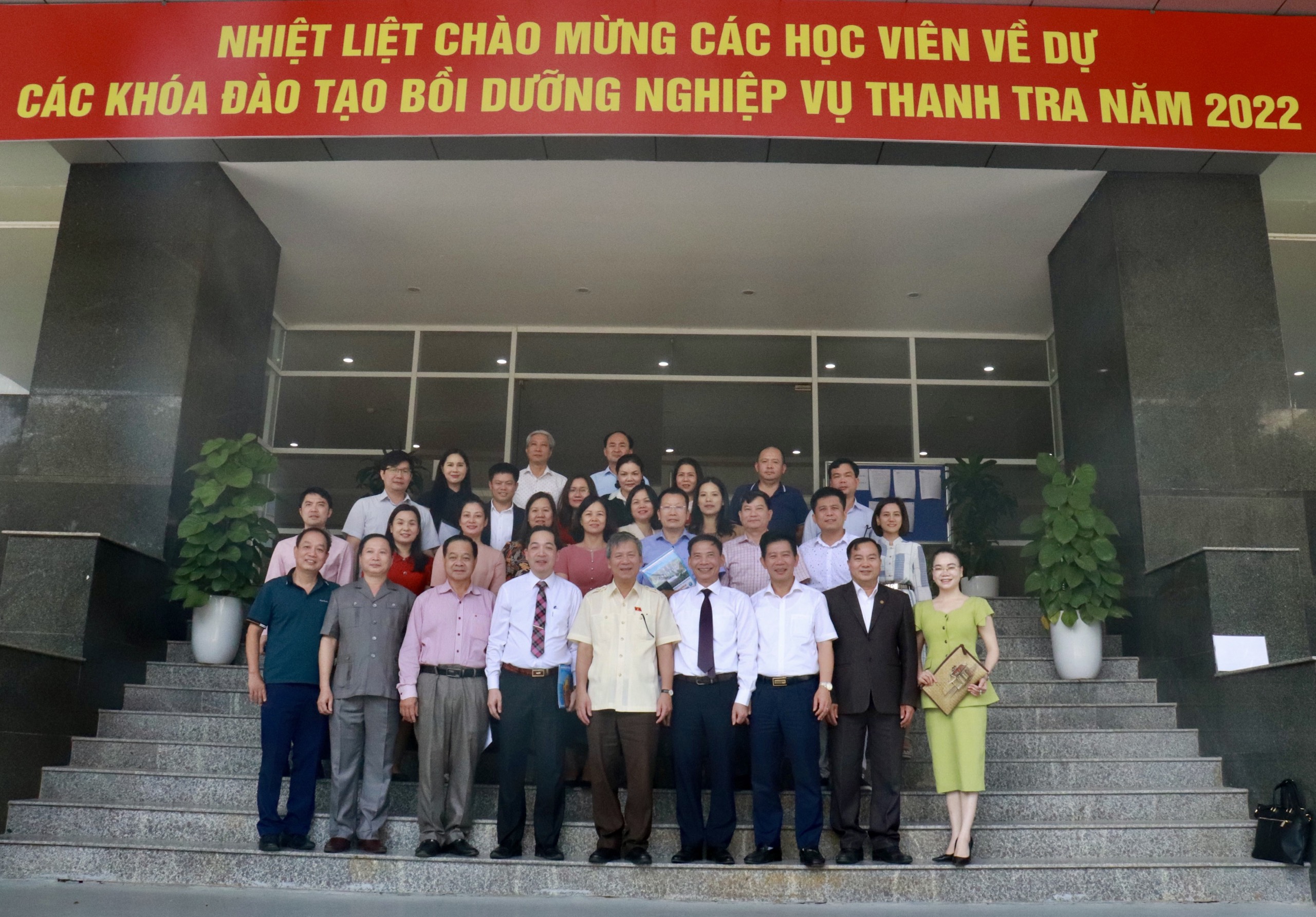 Các đại biểu chụp ảnh lưu niệm