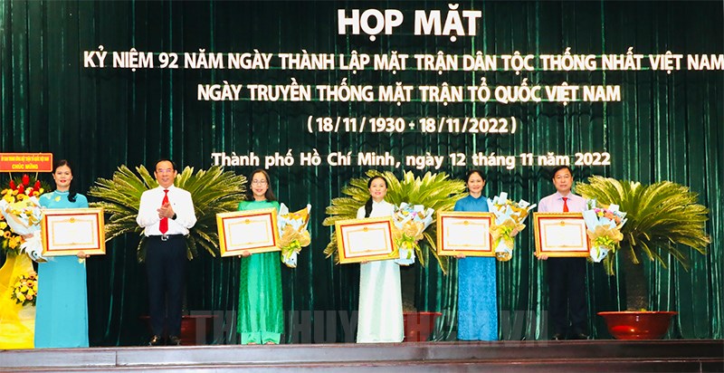 Bí thư Thành ủy TPHCM - Nguyễn Văn Nên trao bằng khen cho các tổ chức và cá nhân có nhiều đóng góp cho công tác mặt trân (Ảnh: TU.TPHCM)