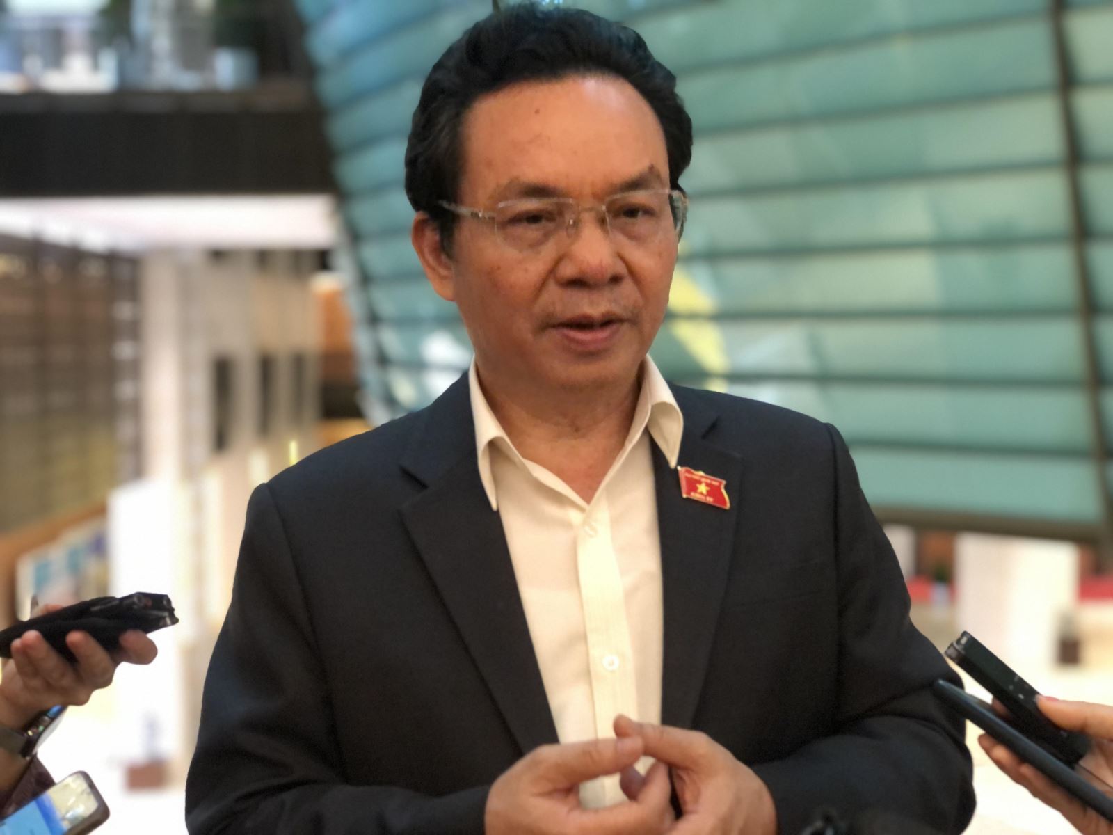 Đại biểu Hoàng Văn Cường, Đoàn ĐBQH thành phố Hà Nội trả lời báo chí bên hành lang Quốc hội