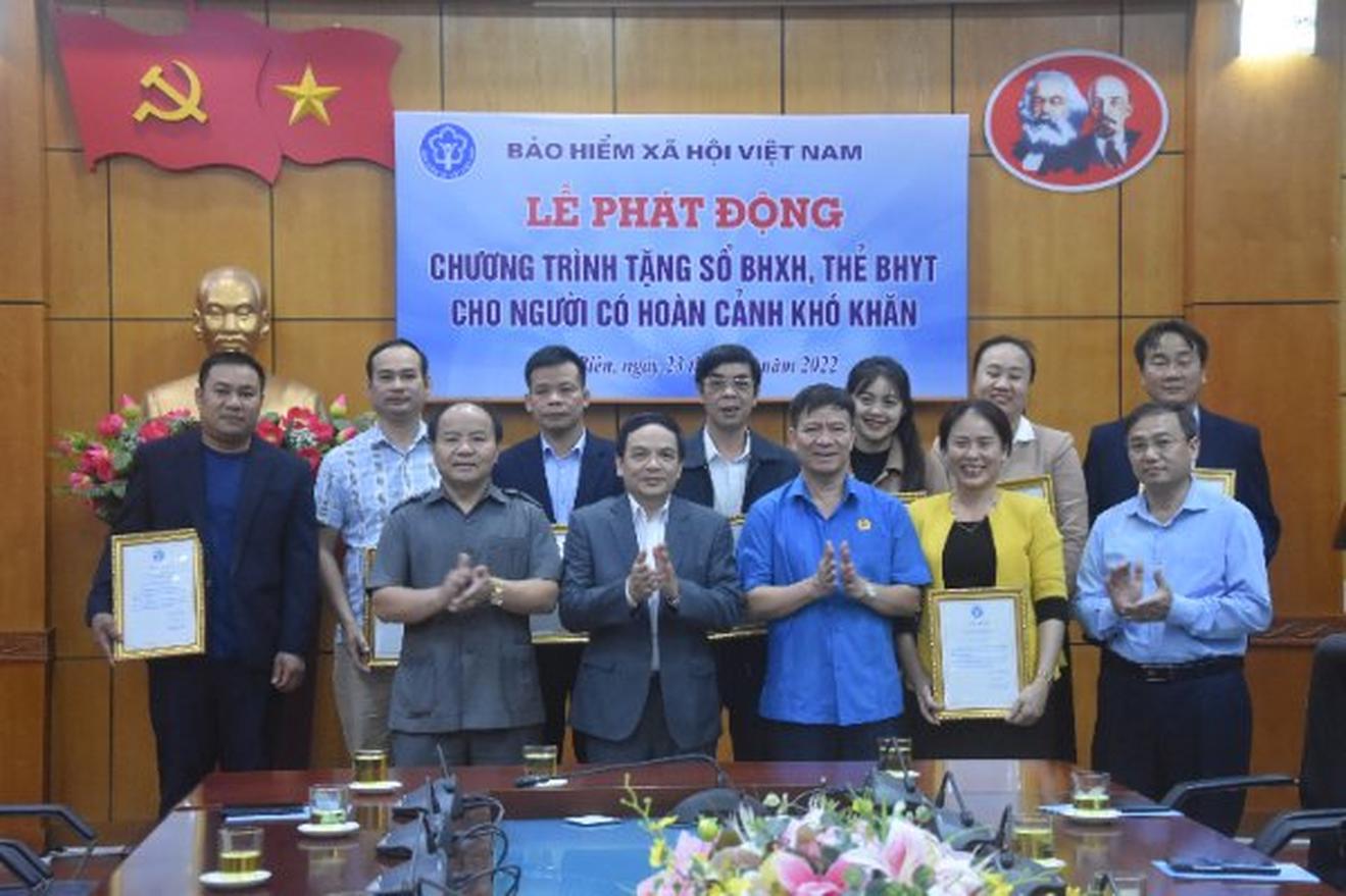 Bảo hiểm xã hội tỉnh Điện Biên hưởng ứng hoạt động tặng sổ cho đối tượng khó khăn