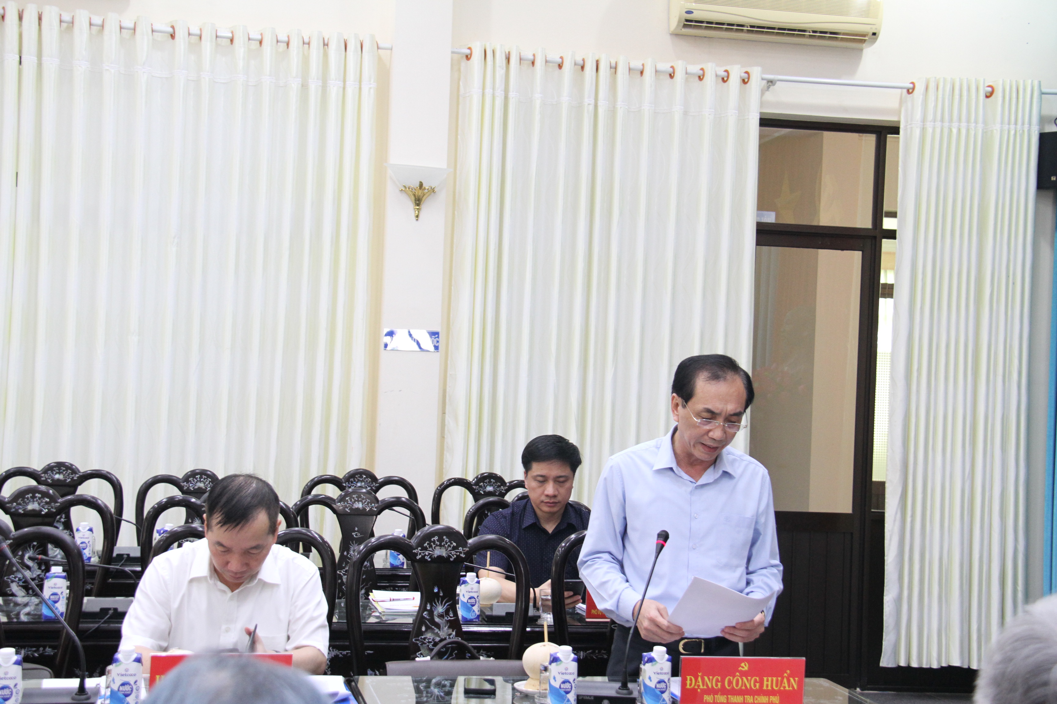 Phó Tổng Thanh tra Chính phủ, Phó Trưởng Đoàn Kiểm tra - Đặng Công Huẩn thông qua dự thảo báo cáo kiểm tra (Ảnh: Đình Thuyết)