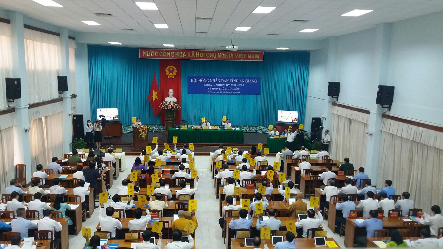 Biểu quyết thông qua nghị quyết tại kỳ họp Hội đồng nhân dân tỉnh An Giang. Ảnh ITN