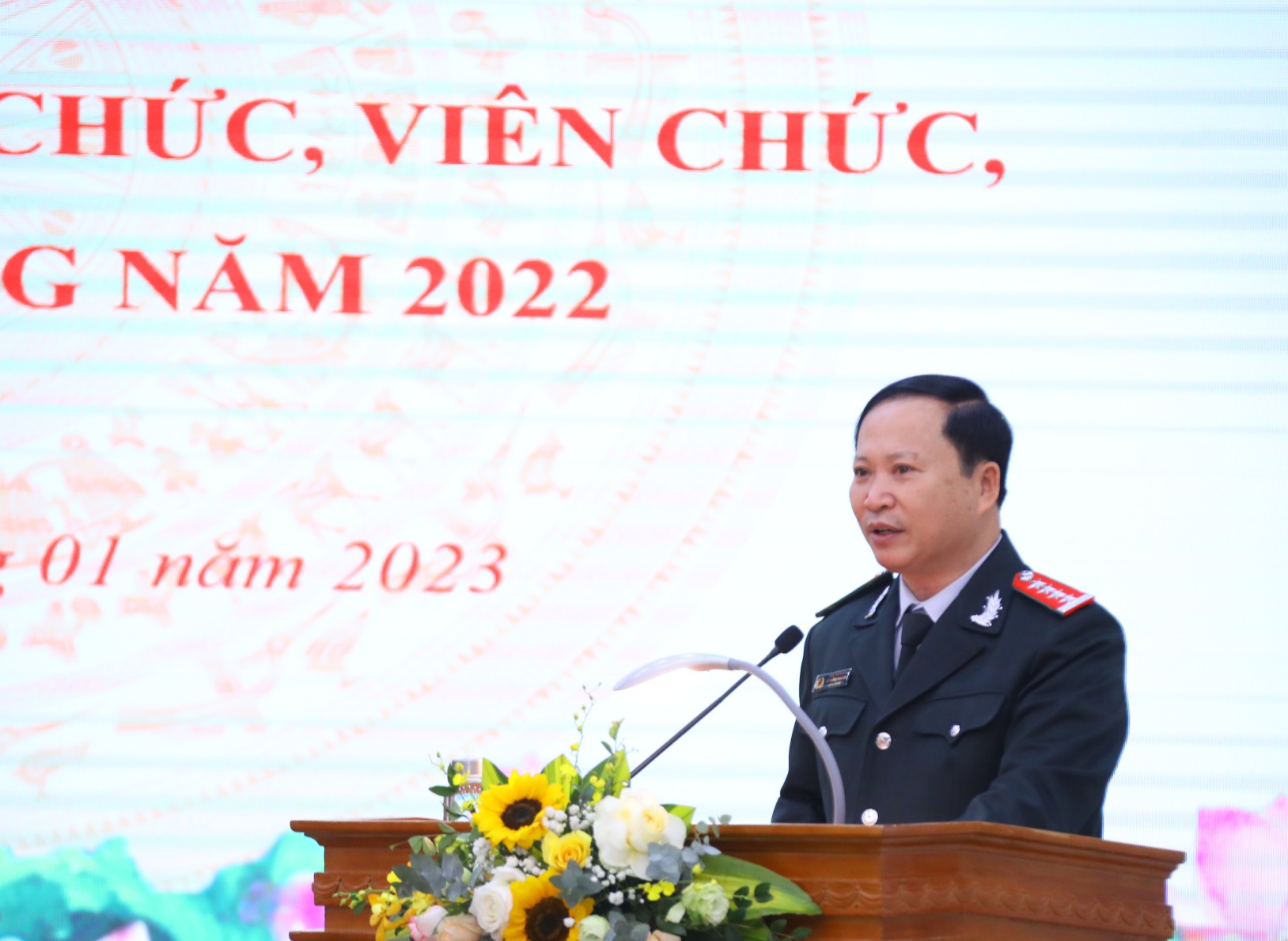 Chủ tịch Công đoàn Vũ Hồng Khánh phát động phong trào thi đua. Ảnh: NT