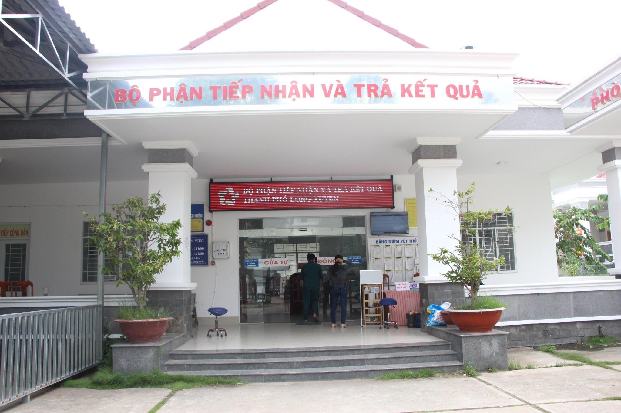 Bộ phận Tiếp nhận và Trả kết quả thành phố Long Xuyên. Ảnh minh họa