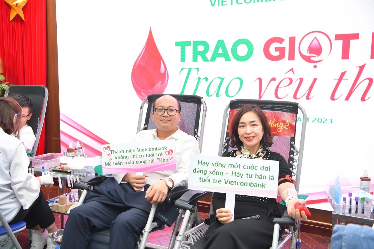 Đ/c Nguyễn Thị Kim Oanh - Ủy viên Ban Chấp hành Đảng bộ Vietcombank, Phó Tổng Giám đốc Vietcombank (bên phải) và đ/c Dương Bảo Trung - Bí thư Đoàn thanh niên Vietcombank tham gia hiến máu tại Trụ sở chính.