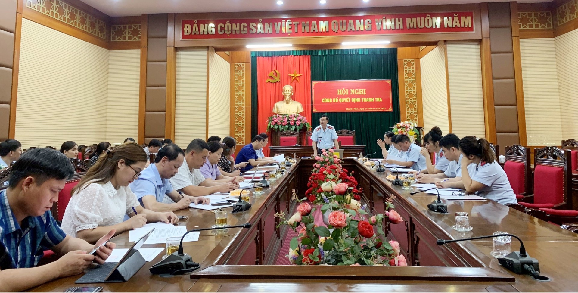 Toàn cảnh buổi công bố quyết định thanh tra tại UBND huyện Quỳnh Nhai, Sơn La ngày 29/6/2023 (ảnh: AT)