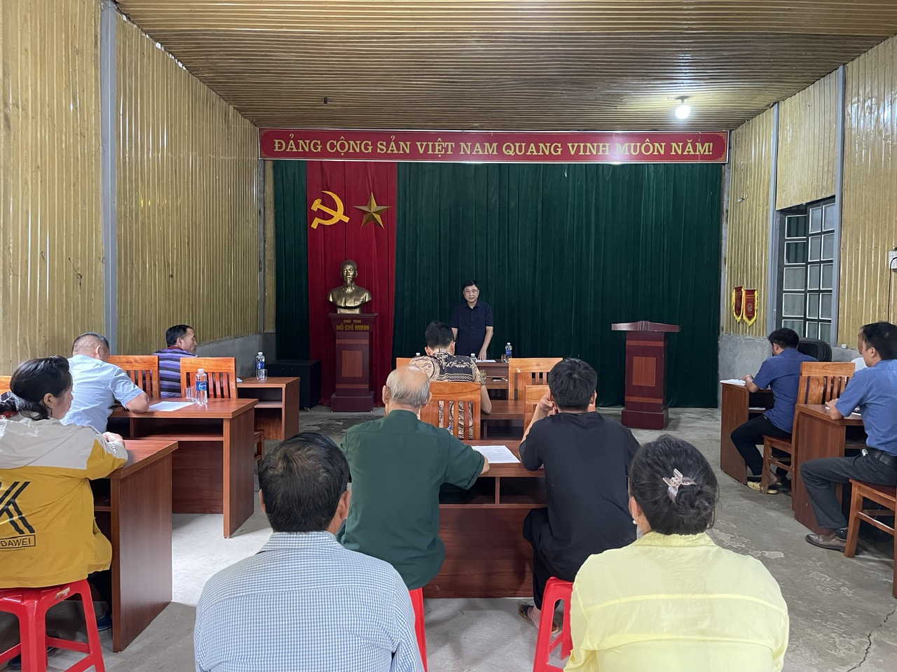 Đồng chí Nguyễn Kiều Phương, Ủy viên BCH Đảng bộ tỉnh, Chánh Thanh tra tỉnh phát biểu chỉ đạo sinh hoạt chi bộ bản Tà Chơ, xã Cao Phạ, huyện Mù Cang Chải. Ảnh: TT Yên Bái