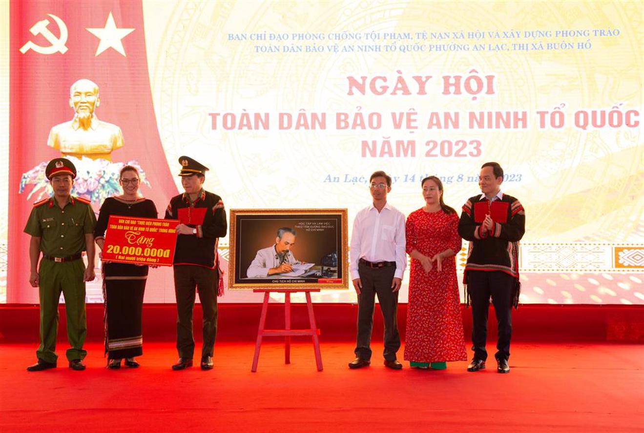  Bộ Công an thực hành tiết kiệm, chống lãng phí, không nhận hoa chúc mừng ngày truyền thống
