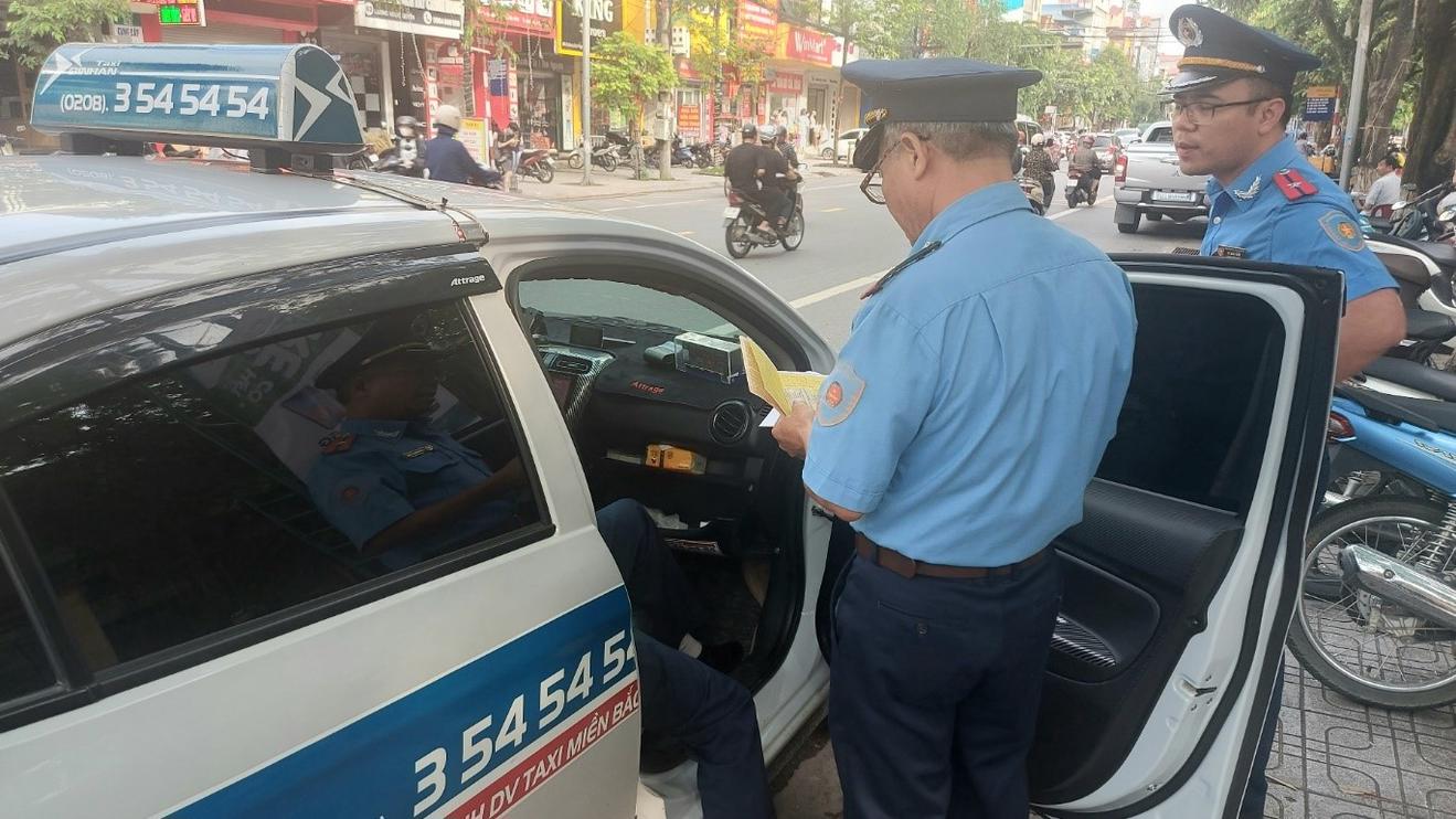 Thái Nguyên: Xử lý vi phạm trong hoạt động thanh tra, kiểm tra vận tải khách bằng xe taxi