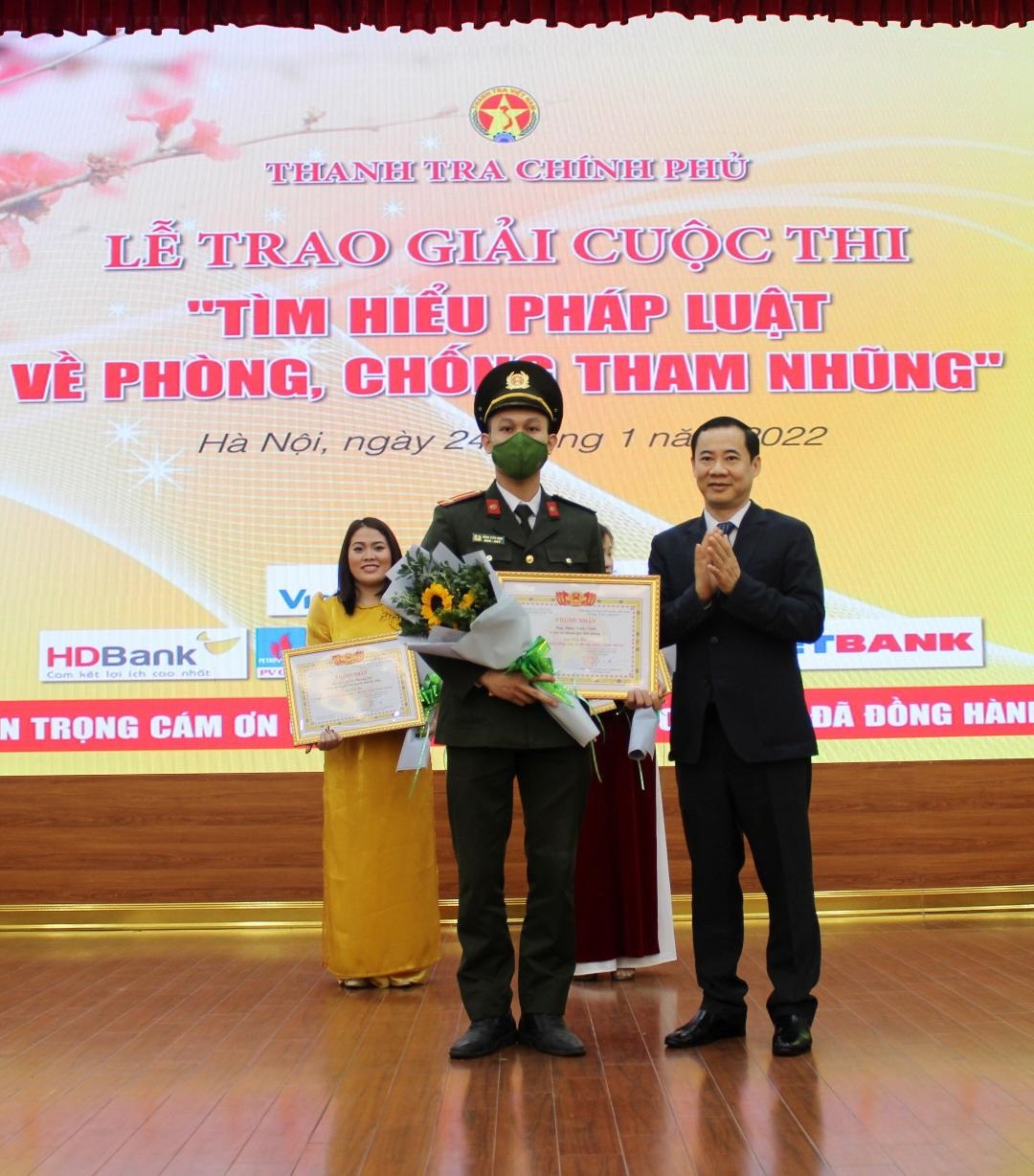 Đồng chí Đặng Xuân Ninh - cán bộ Thanh tra CATP Hải Phòng nhận giải Ba toàn quốc Cuộc thi “Tìm hiểu pháp luật về phòng, chống tham nhũng” (năm 2022). Ảnh: TTCA TP Hải Phòng