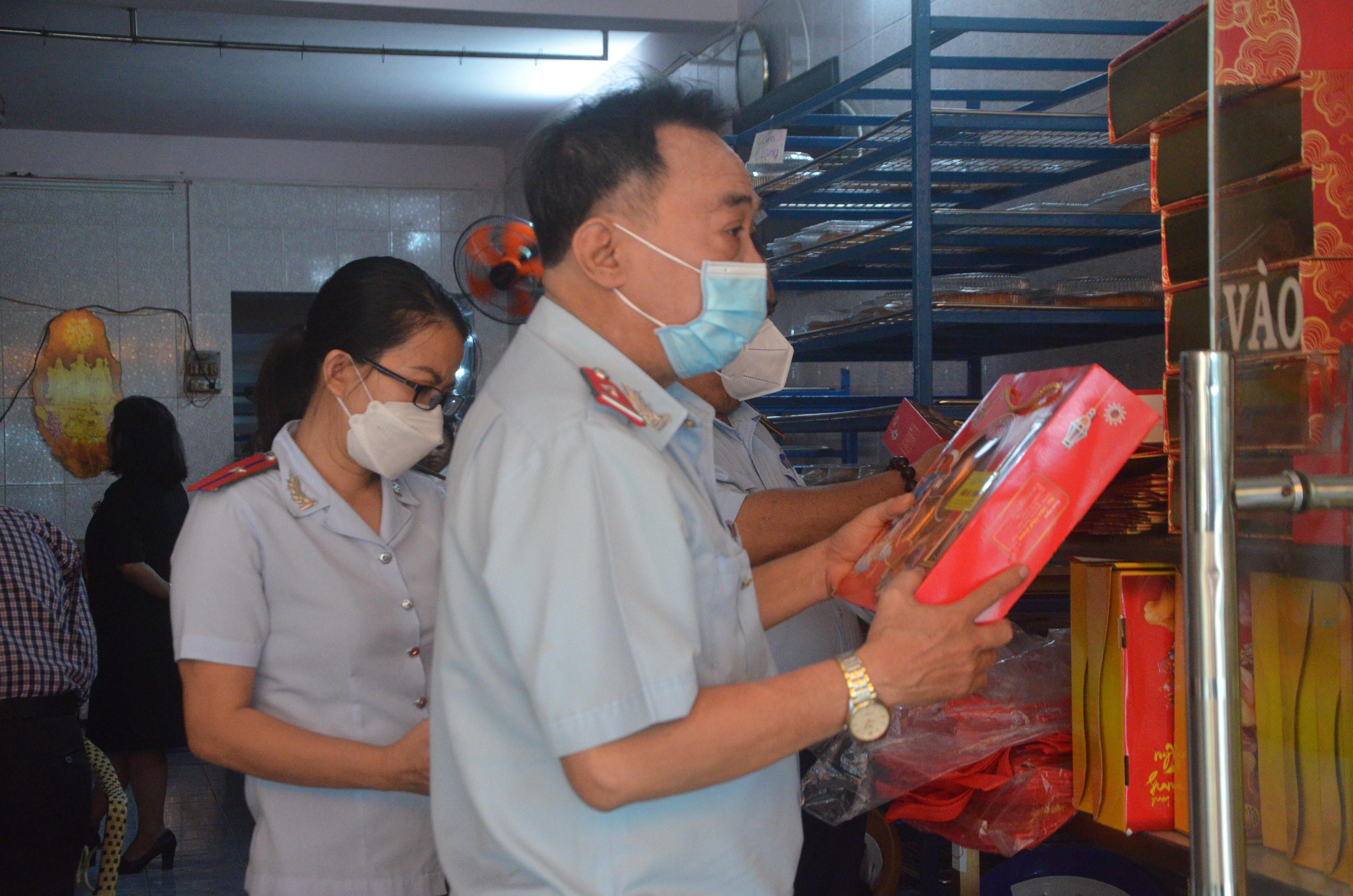 Kiểm tra các cơ sở sản xuất, kinh doanh thực phẩm trong dịp tết Trung Thu năm 2023 tại Bà Rịa - Vũng Tàu. Ảnh: Sở CTBRVT