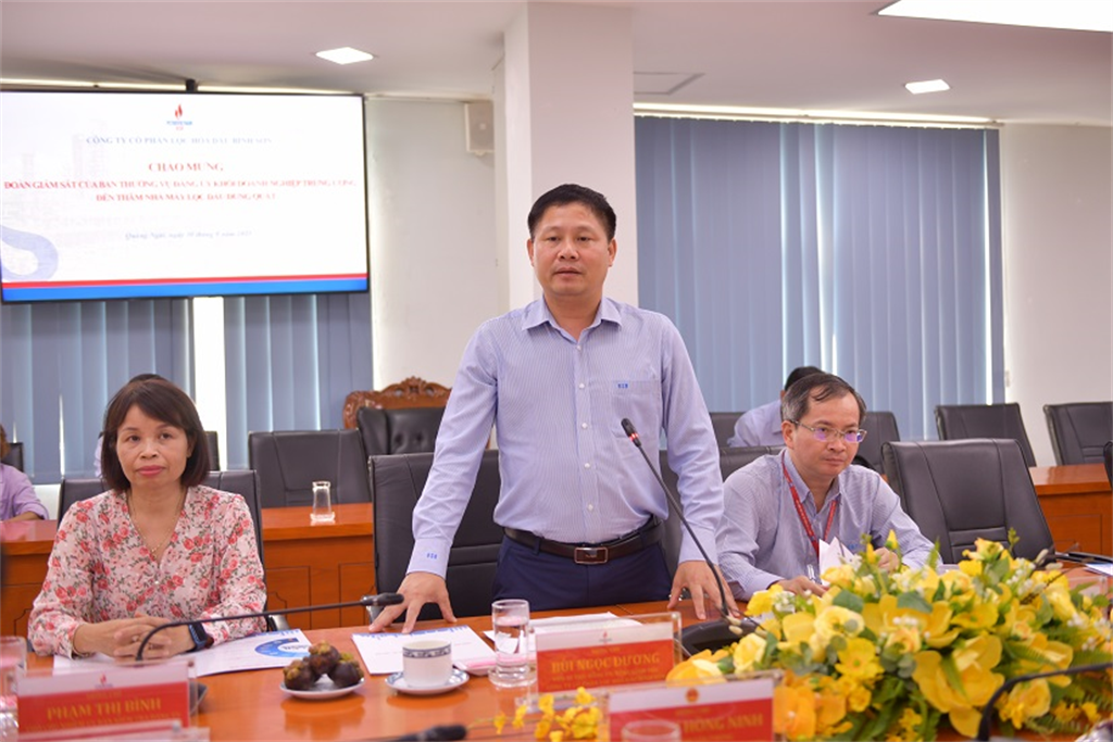 Đồng chí Bùi Ngọc Dương - Phó Bí thư Đảng ủy, Tổng Giám đốc BSR báo cáo với đoàn công tác về tình hình sản xuất kinh doanh và công tác xây dựng Đảng
