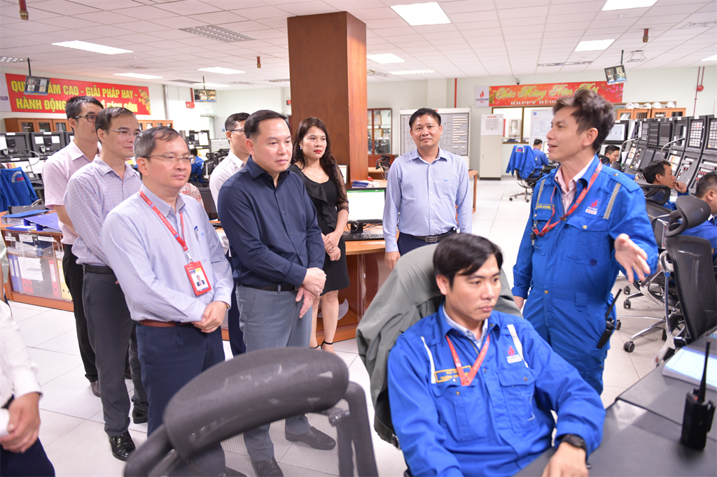 Đoàn công tác Đảng ủy Khối DNTW thăm Phòng Điều khiển Trung tâm NMLD Dung Quất
