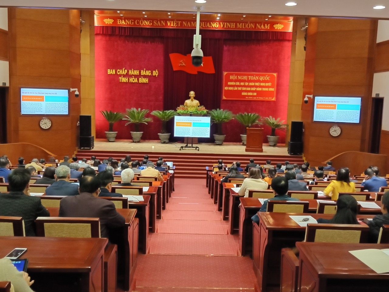 Hội nghị quán triệt Nghị quyết Trung ương 8 khóa XIII tại điểm cầu Tỉnh ủy Hòa Bình