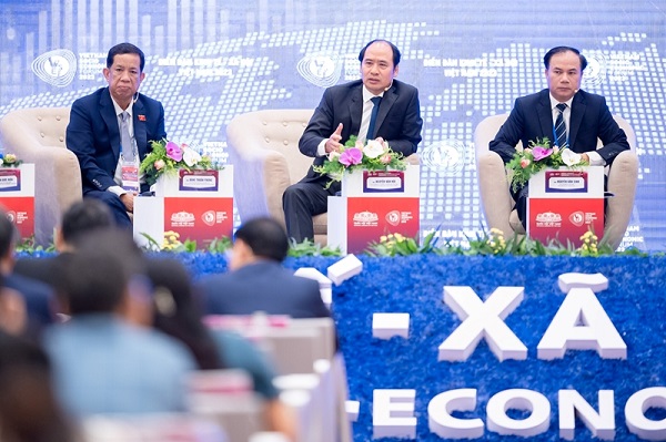 Thứ trưởng Bộ Lao động - Thương binh và Xã hội Nguyễn Văn Hồi (ở giữa) phát biểu tại Diễn đàn