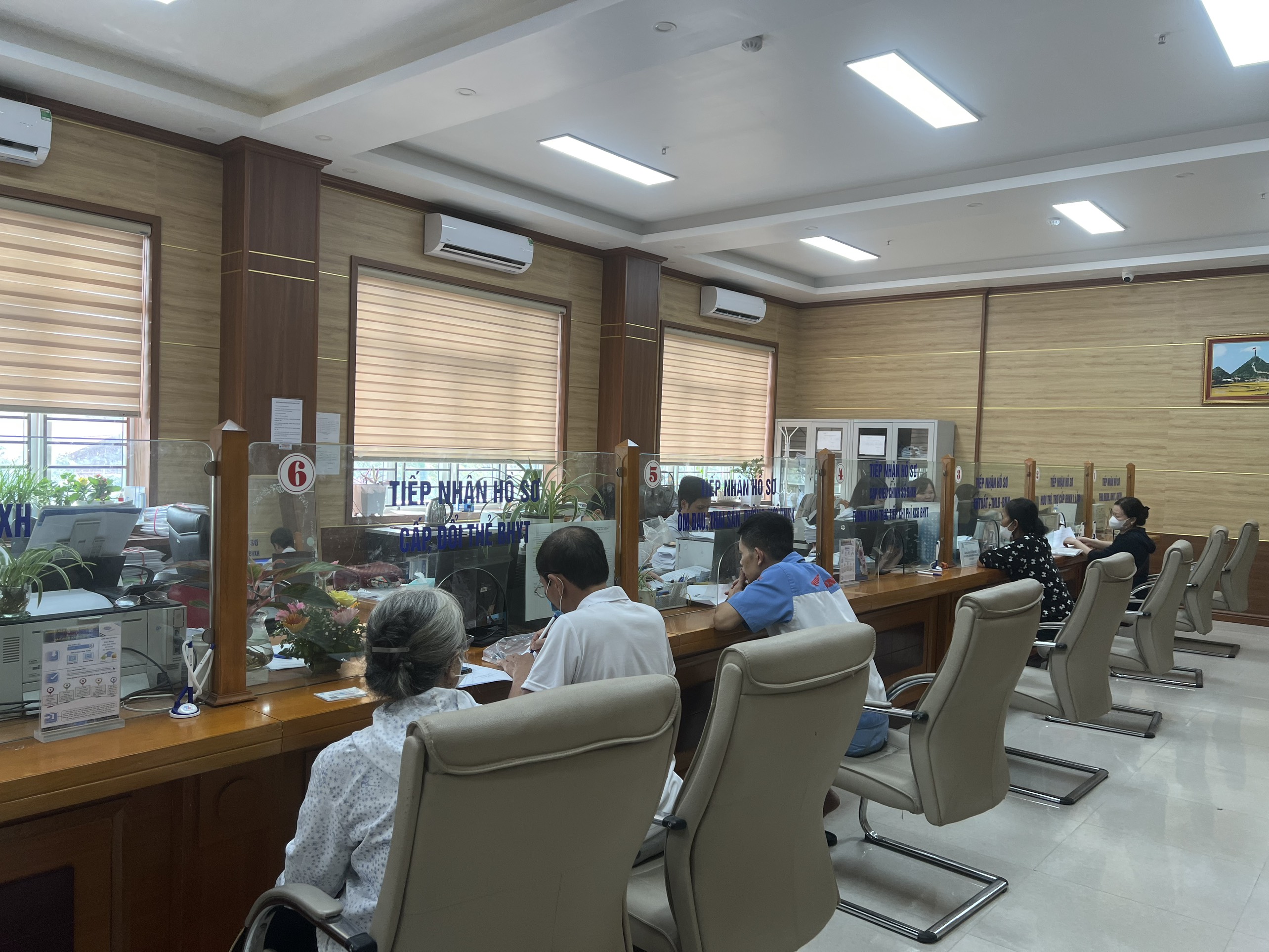 Người dân làm thủ tục BHXH được giảm bớt khi chuyển đổi số