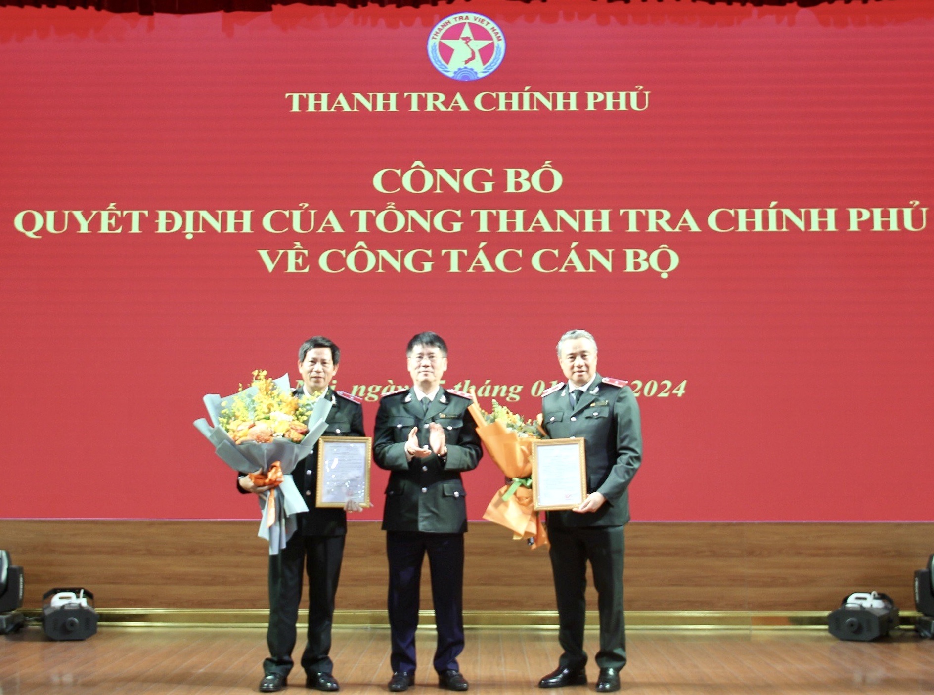 Thay mặt Lãnh đạo Thanh tra Chính phủ, Phó Tổng Thanh tra Chính phủ Lê Sỹ Bảy trao quyết định luân chuyển, điều động và bổ nhiệm đối với ông Nguyễn Mạnh Hường và ông Nguyễn Văn Cảnh.
