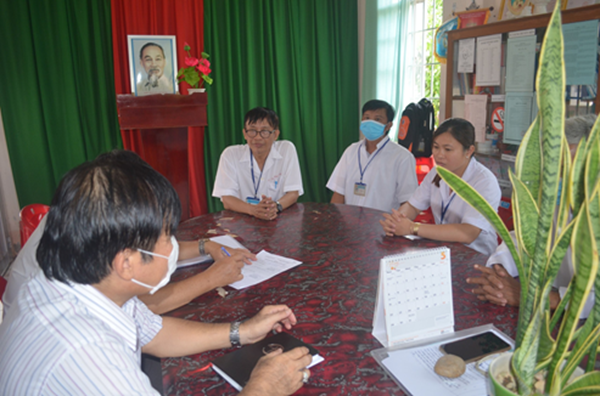 Một buổi làm việc của Đoàn Kiểm tra công vụ tại Trạm y tế xã Tập Sơn, huyện Trà Cú (K.Luyến)