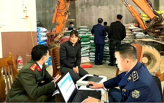 Kiểm tra một cơ sở kinh doanh phân bón giả và kém chất lượng ở Bắc Giang. Ảnh: Thời báo Tài chính