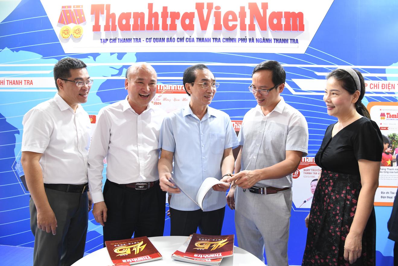 Phó Tổng Thanh tra Chính phủ Đặng Công Huẩn thăm gian trưng bày của Tạp chí Thanh tra