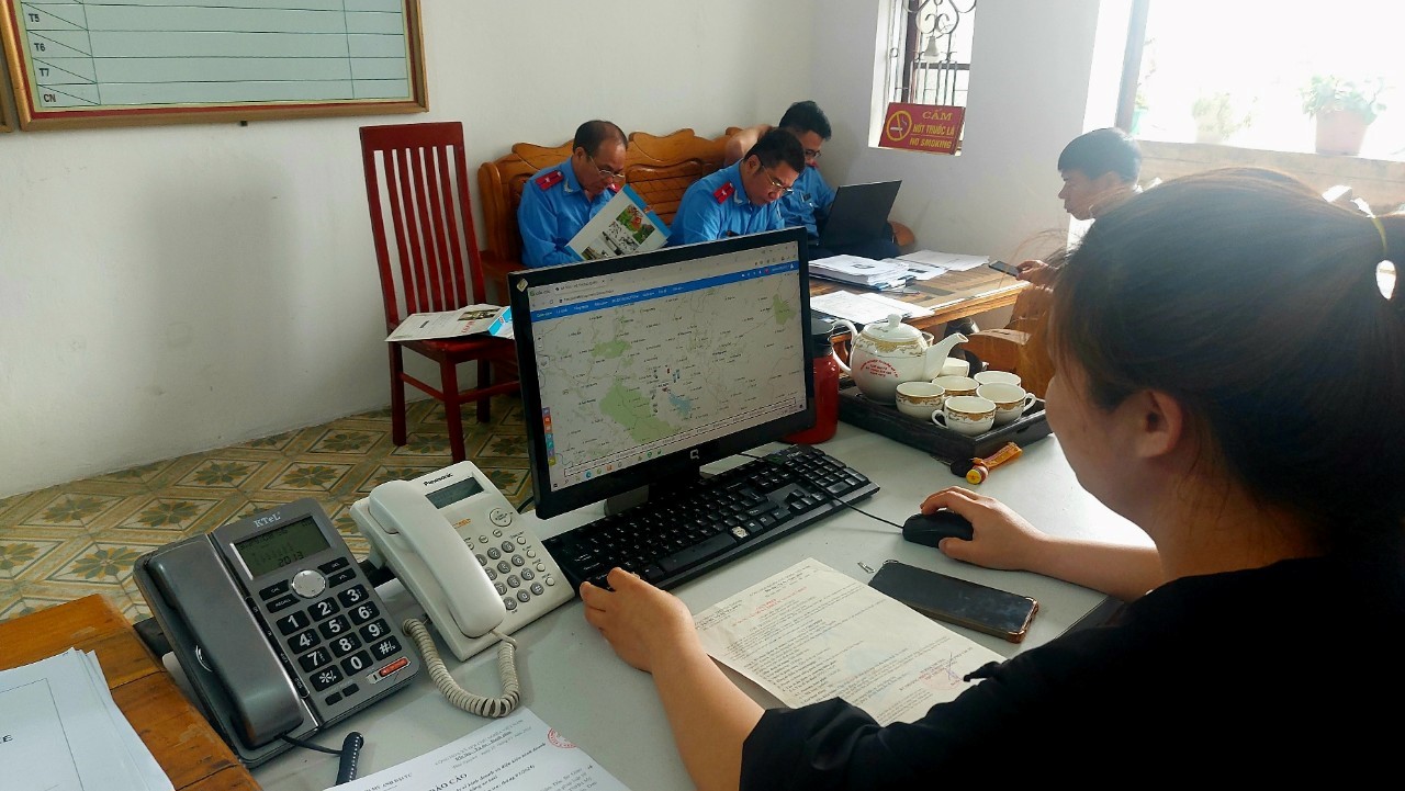 Đoàn kiểm tra làm việc tại đơn vị kinh doanh vận tải hành khách bằng xe taxi. Ảnh: Tiến Dũng