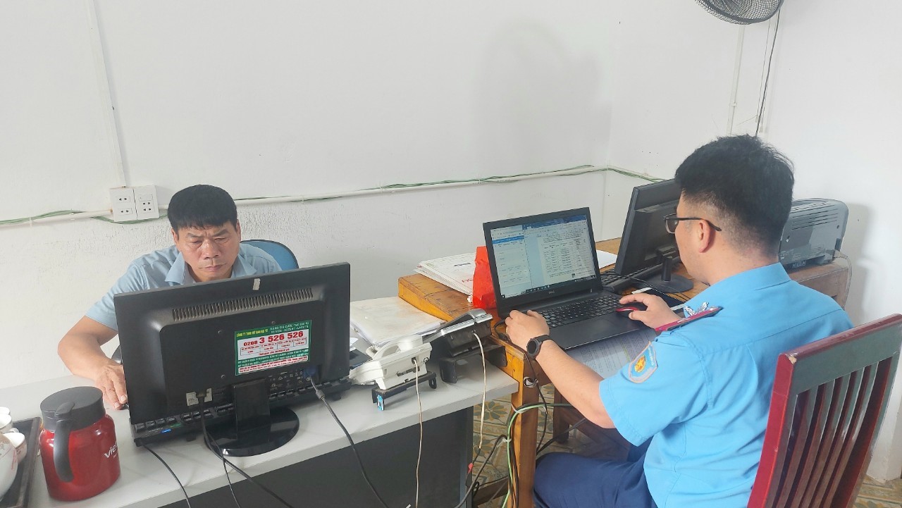 Kiểm tra hoạt động của xe taxi từ dữ liệu trên thiết bị giám sát hành trình. Ảnh: Tiến Dũng
