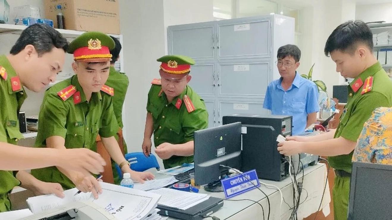 Bắt nguyên Trưởng phòng Tài nguyên và Môi trường thành phố Long Xuyên