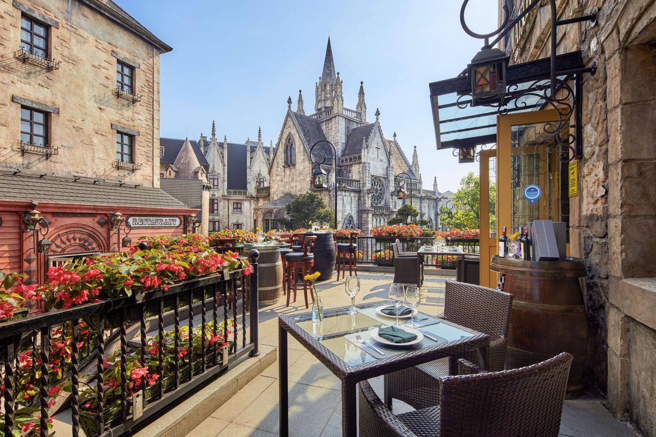 Dịp lễ 30/4, đến Đà Nẵng xem Rối Việt, chơi hội chợ Mặt trời và check-in con đường quốc kỳ Việt Nam  