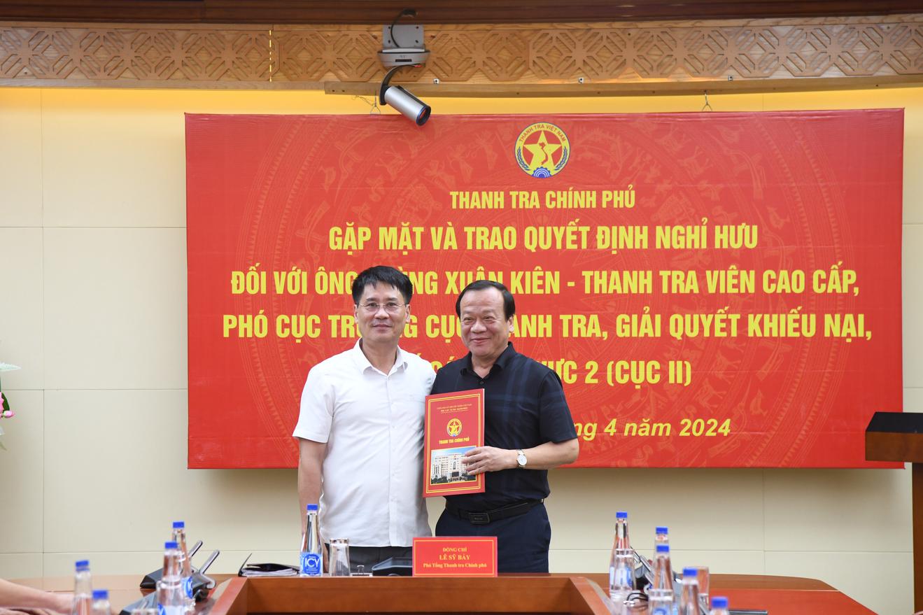 Trao quyết định nghỉ hưu đối với ông Phùng Xuân Kiên, Phó Cục trưởng Cục II