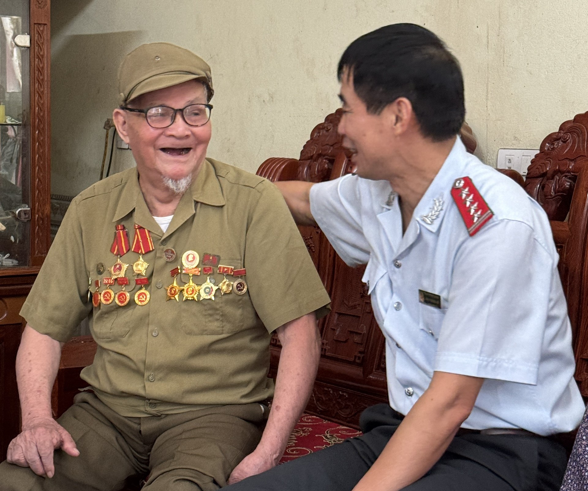 Tỉnh ủy viên, Bí thư Chi bộ, Chánh Thanh tra tỉnh Đậu Trường An thăm hỏi, động viên chiến sĩ Phan Thanh Hải. Ảnh: TTT