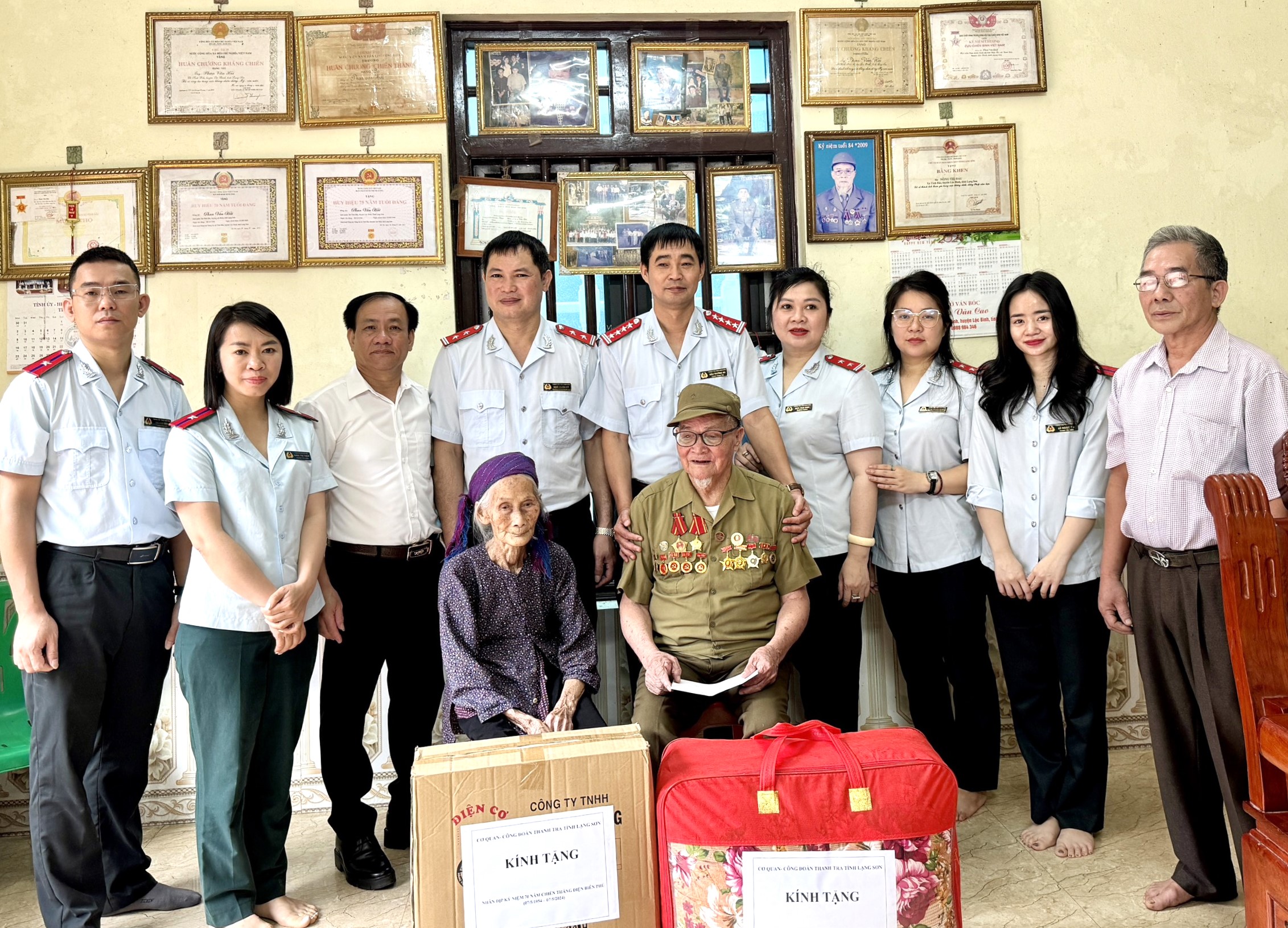 Đoàn công tác do Chánh Thanh tra tỉnh Đậu Trường An cùng đại diện Ban Chấp hành Công đoàn cơ quan, các trưởng phòng nghiệp vụ, công chức đang công tác tại Thanh tra tỉnh tặng quà. Ảnh: TTT