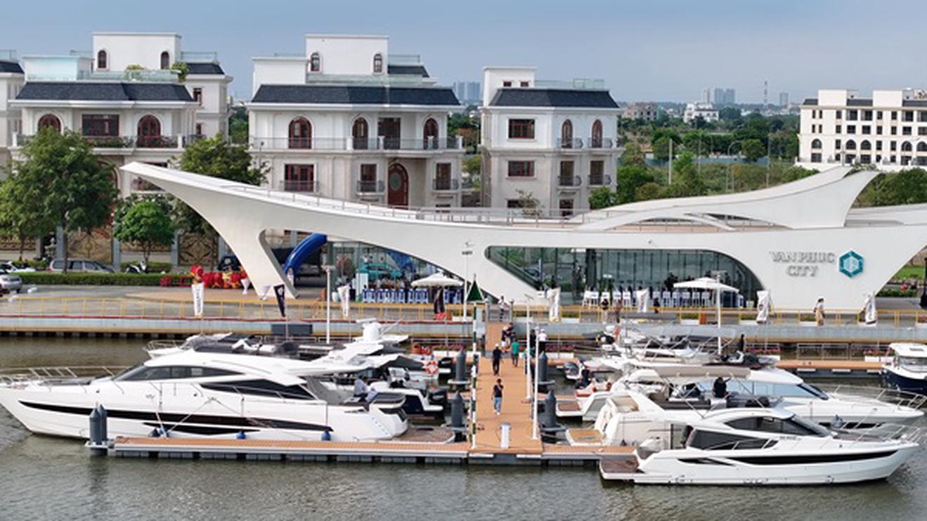 Tưng bừng khai trương bến du thuyền Marina Royal tại bán đảo Van Phuc City

