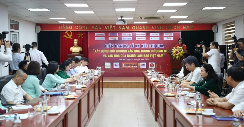 Các cơ quan báo chí ký kêt thi đua xây dựng môi trường văn hóa báo chí và văn hóa người làm báo Việt Nam. Ảnh: H.T/dangcongsan.vn
