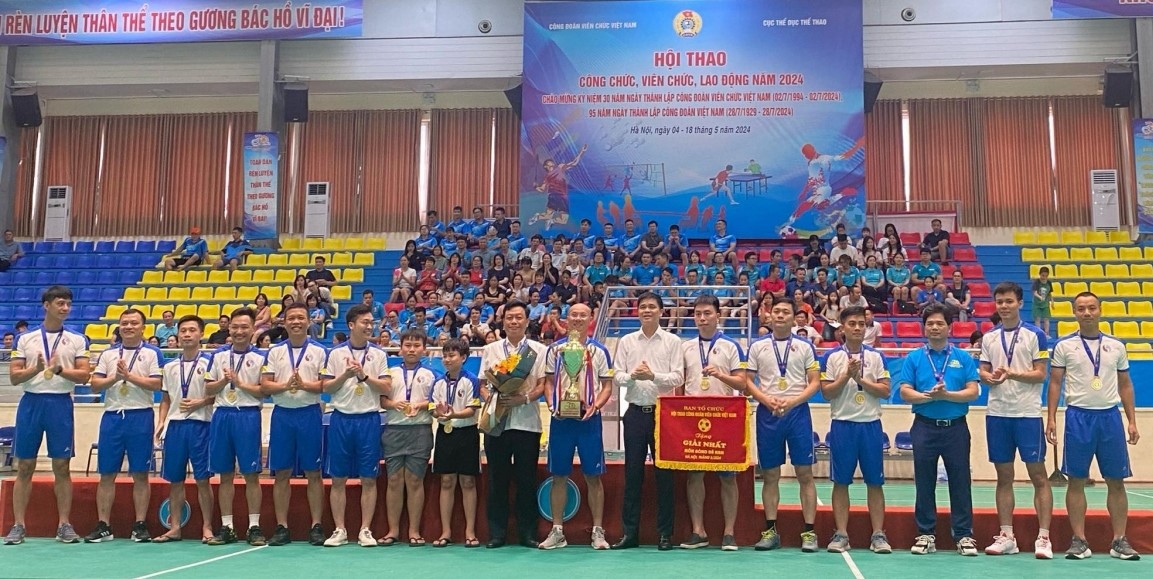 Ông Ngọ Duy Hiểu, Phó Chủ tịch TLĐLĐ Việt Nam, Chủ tịch Công đoàn Viên chức Việt Nam trao cúp vô địch môn bóng đá. Ảnh: Quang Bách