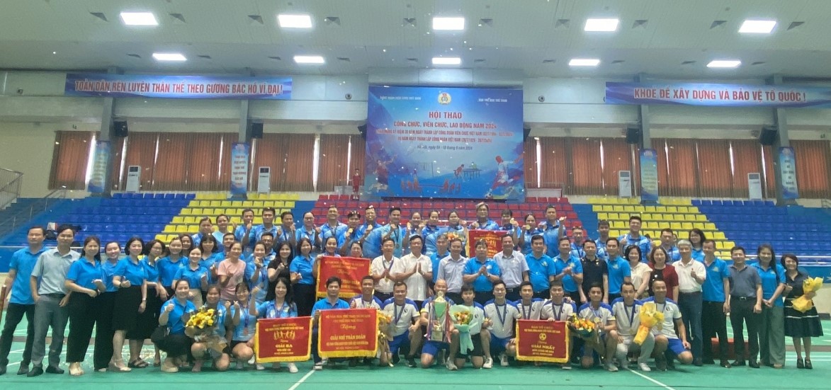 Ban tổ chức chụp ảnh lưu niệm cùng các đội thi đấu. Hội thao đã thành công tốt đẹp, đáp ứng nhu cầu, nguyện vọng rèn luyện sức khỏe trong cán bộ, công chức, viên chức, lao động. Qua đó tạo không khí thi đua sôi nổi, tăng cường tinh thần giao lưu học hỏi trong các cấp Công đoàn Viên chức Việt Nam. Ảnh: Quang Bách