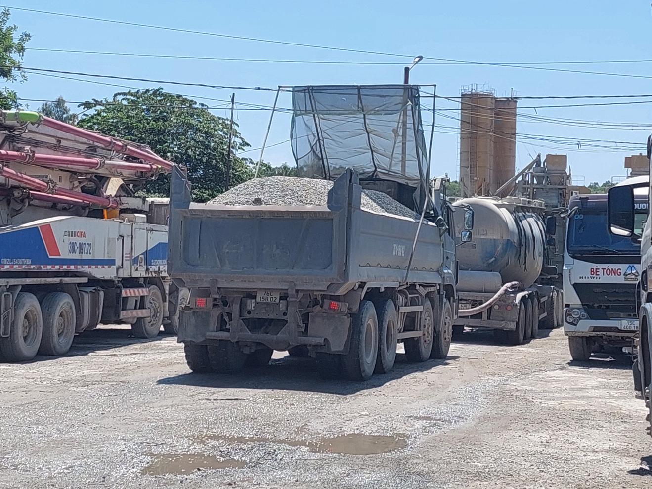 Chủ mỏ đá tiếp tay xe quá tải tàn phá đường giao thông nội bộ