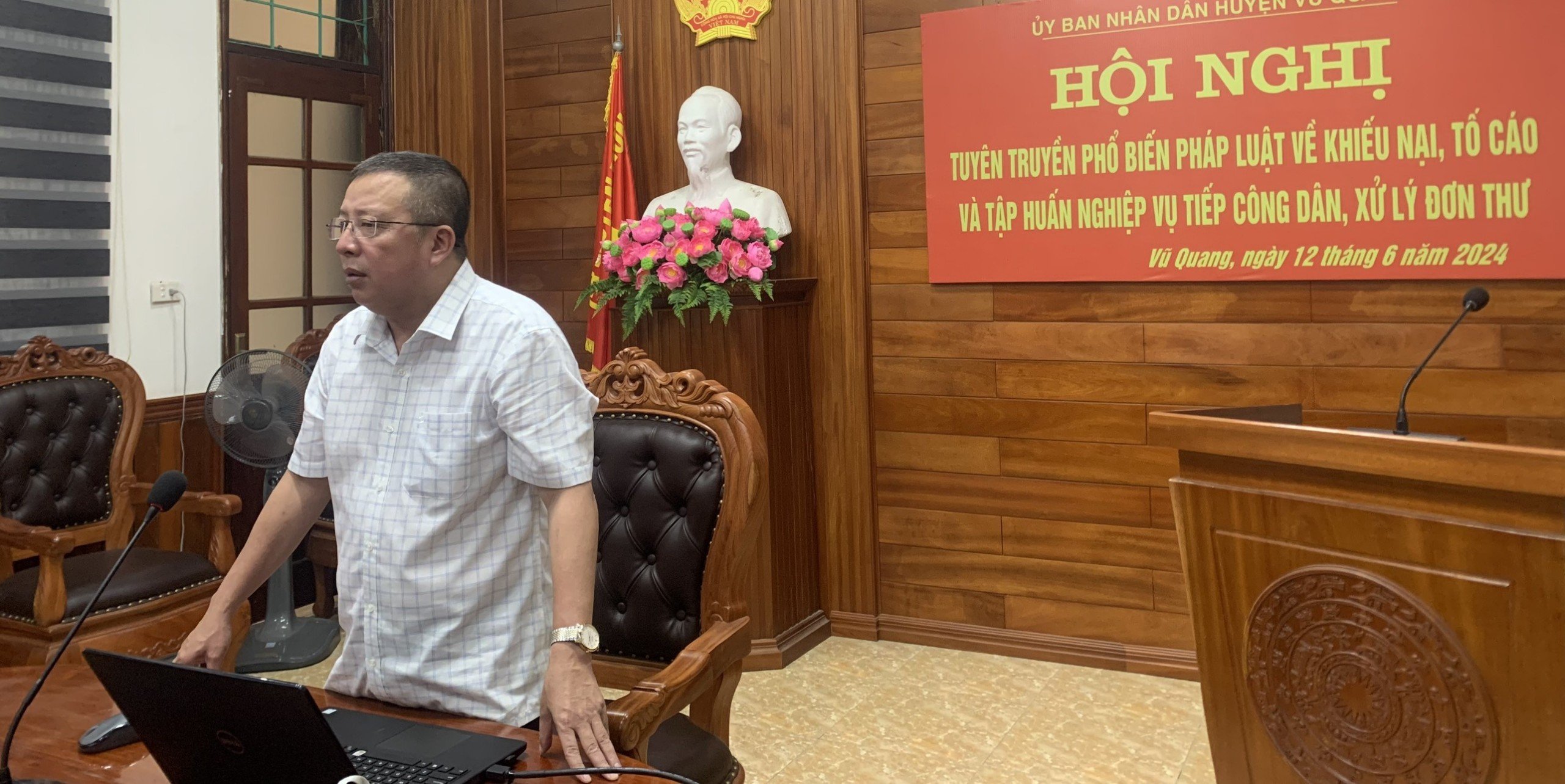 Ông Trịnh Công Minh, Phó Chánh Thanh tra tỉnh truyền đạt nội dung tập huấn tại Hội nghị