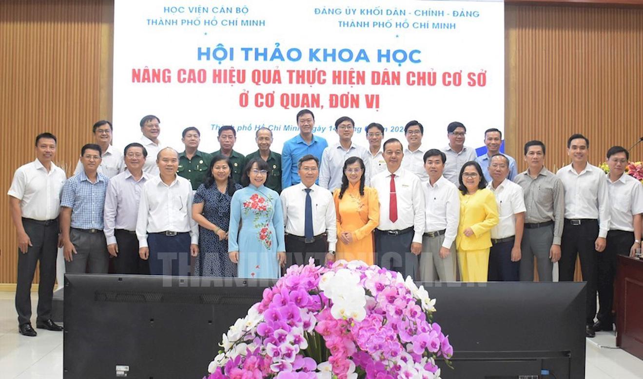 Dân chủ làm hạn chế tham nhũng, tiêu cực 