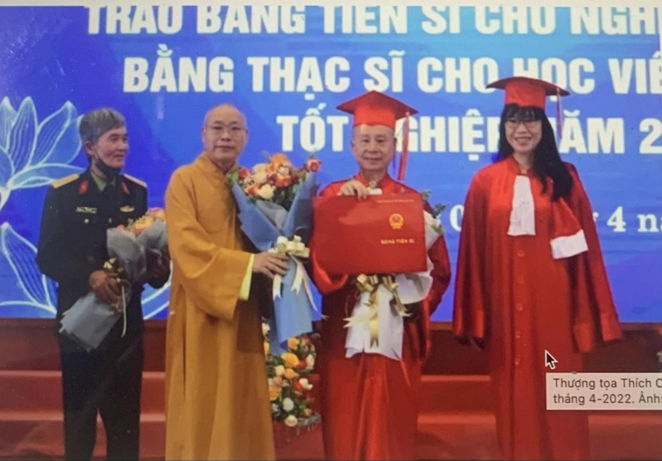 Chiếc áo không làm nên thầy tu