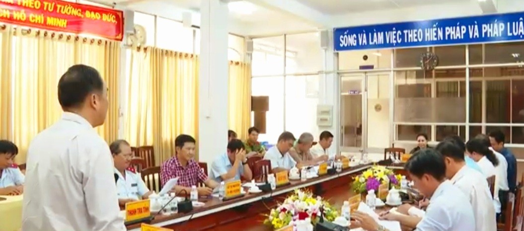 Toàn cảnh phiên đối thoại của UBND tỉnh Vĩnh Long và các Sở, ngành liên quan với bà Tào Xíu Bông (Ảnh: TTT.VL)