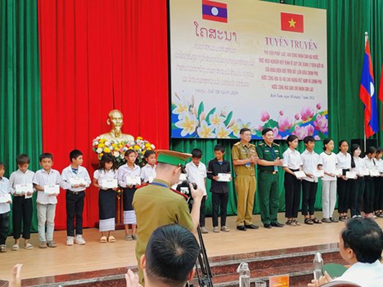 Pờ Y: Giao lưu Sĩ quan trẻ Bộ đội Biên phòng Việt Nam và An ninh cảnh sát Lào