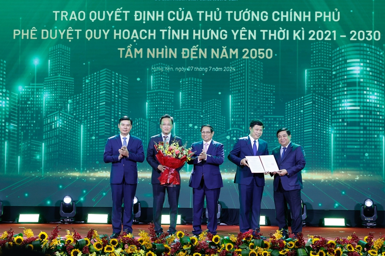 Thủ tướng Phạm Minh Chính và Bộ trưởng Bộ Kế hoạch và Đầu tư Nguyễn Chí Dũng trao Quyết định phê duyệt Quy hoạch cho lãnh đạo tỉnh Hưng Yên - Ảnh: VGP/Nhật Bắc