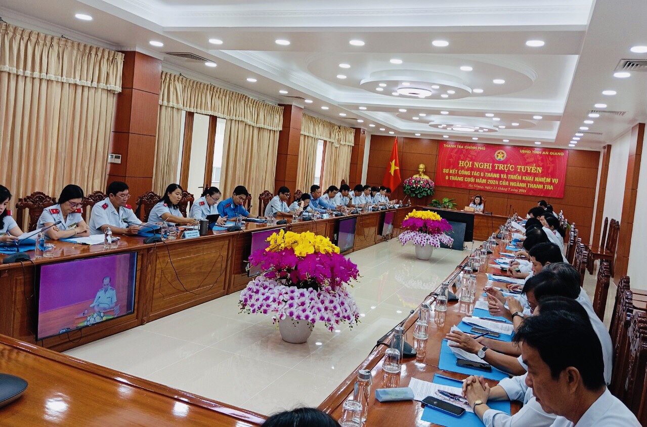 Chủ tịch UBND, Trưởng ban Tiếp công dân, Chánh Thanh tra cấp tỉnh tại điểm cầu vệ tinh ở địa phương.